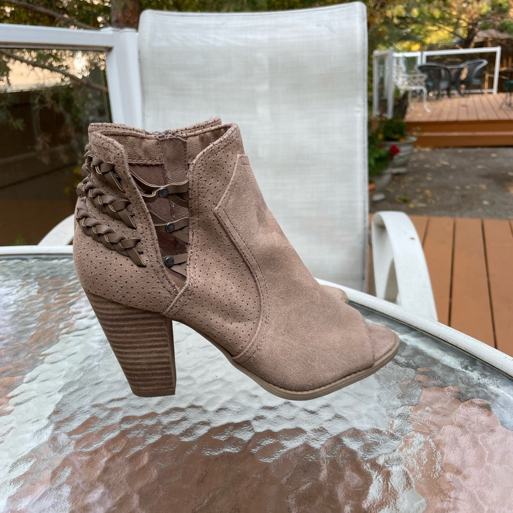 Ankle booties with a peep toe. Report brand. Size 6